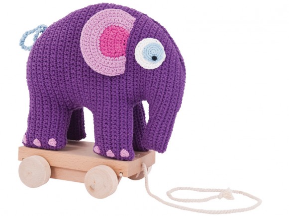 Violetter XL-Häkel-Elefant auf Rädern von Sebra