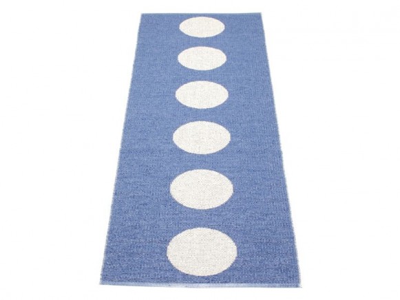 Plastic rug Vera in blue by Pappelina
