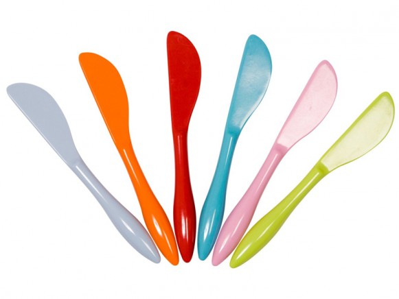 Melamine butter knives in assorted bright colours by RICE Denmark